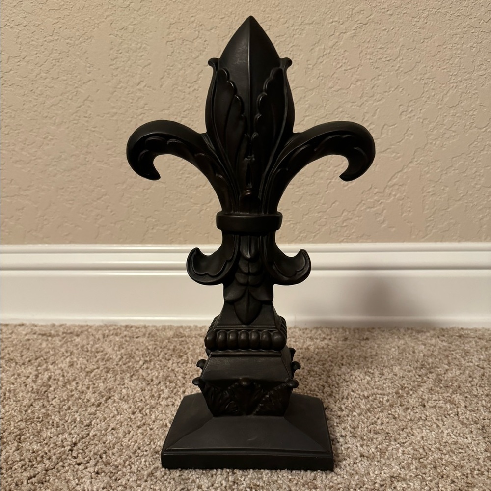 Black Fleur-de-lis